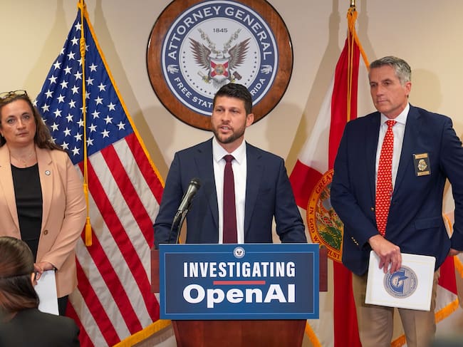 Fotografía cedida por la Oficina del Fiscal General de Florida donde aparece James Uthmeier (c) hablando durante una rueda de prensa sobre la investigación de Open AI este martes, en Tallahassee (Estados Unidos).
