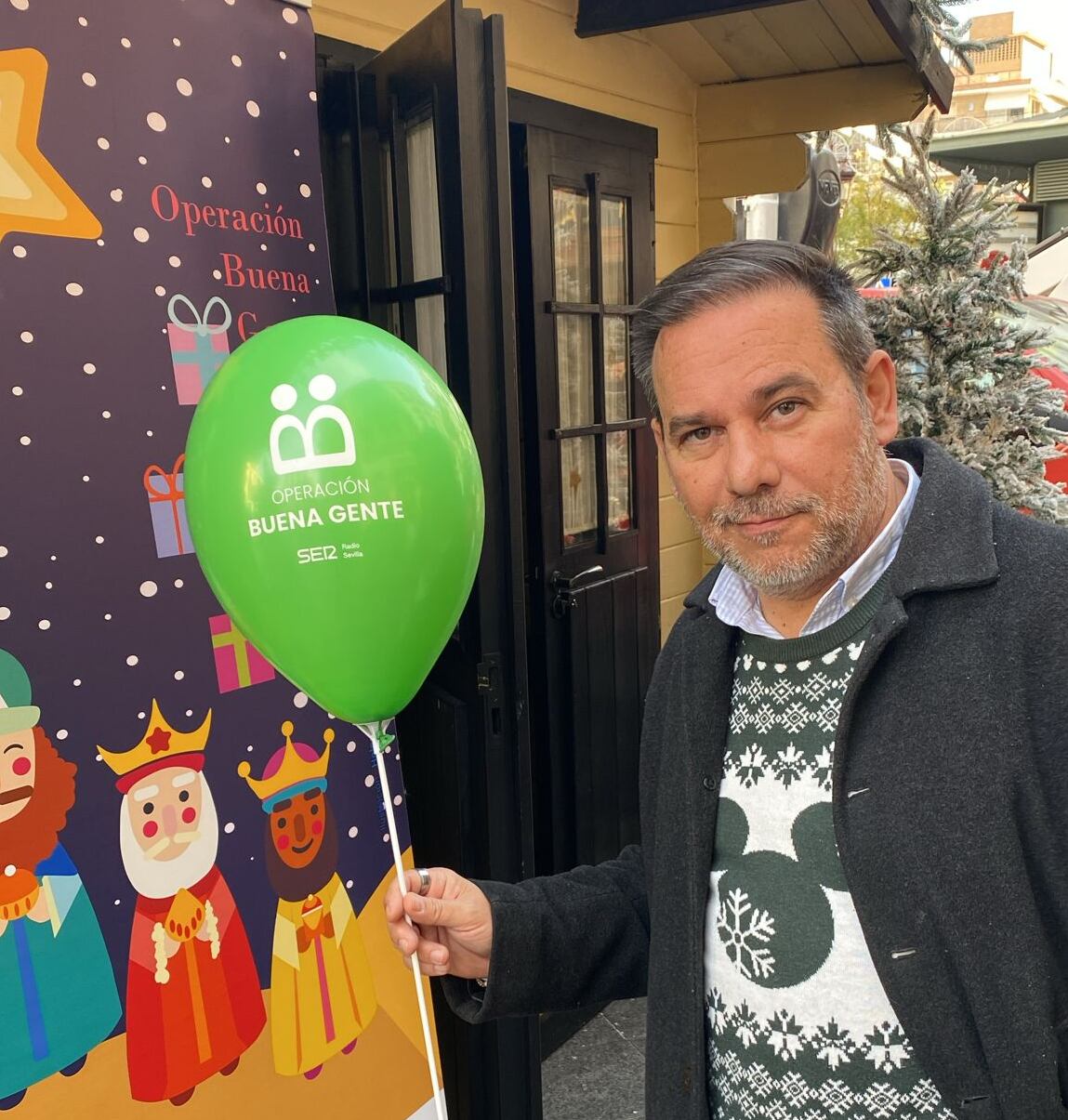 Nuestro compañero Carlos Oliveros con el primero de los globos que en esta 35 edición de Operación Buena Gente se van a repartir