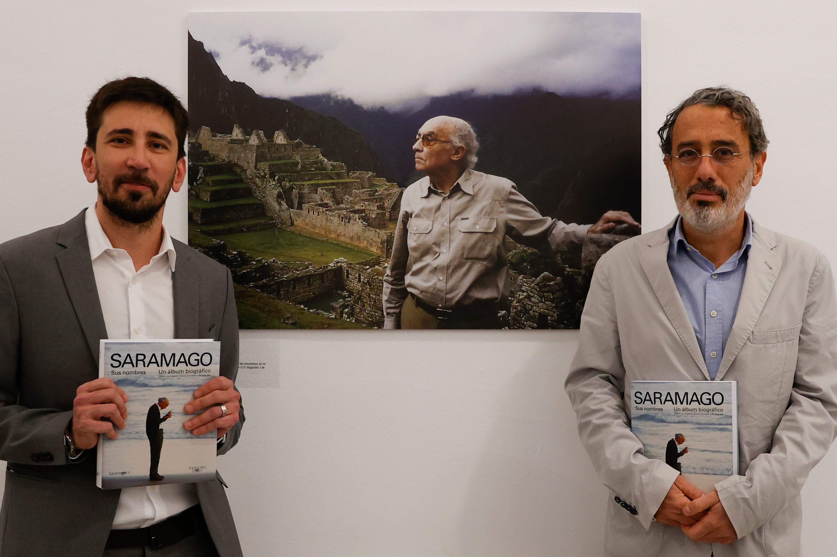 MADRID, 30/03/2022.- Los editores Alejandro García Schnetzer y Ricardo Viel presentan el libro &quot;Saramago. Sus nombres. Un álbum fotográfico&quot; y presentan también la exposición &quot;José Saramago: un diálogo con América Latina&quot;, con motivo del centenario de su nacimiento, este miércoles en Madrid. EFE/ J.J.Guillen
