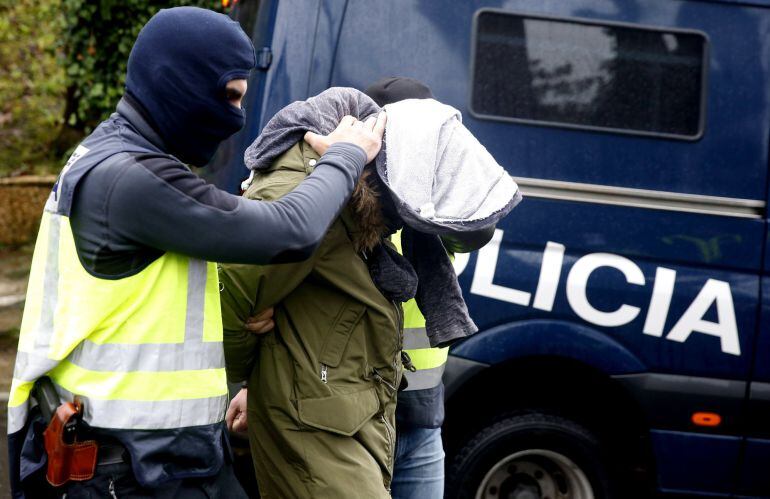 Agentes de la Policía Nacional trasladan al presunto terrorista marroquí detenido en San Sebastián