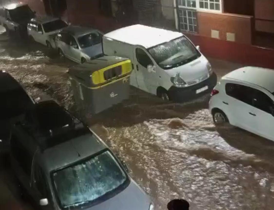 Contenedor calle abajo en Cabanillas arrastrado por el agua