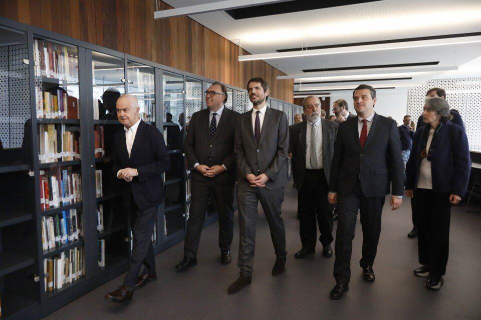 Autoridades visitan la biblioteca en Córdoba.