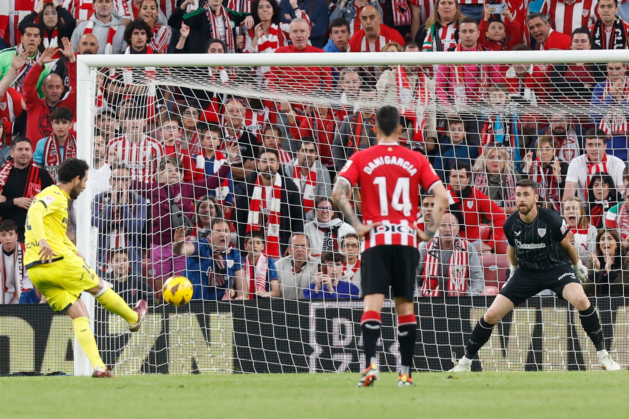 BILBAO, 14/04/2024.- El centrocampista del Villarreal, Dani Parejo (i), tras lanzar el penalti que ha significado el empate final del equipo castellonense durante el encuentro correspondiente a la jornada 31 de primera división que Athletic Club y Villarreal han disputado hoy domingo en el estadio de San Mamés, en Bilbao. EFE / Miguel Toña.
