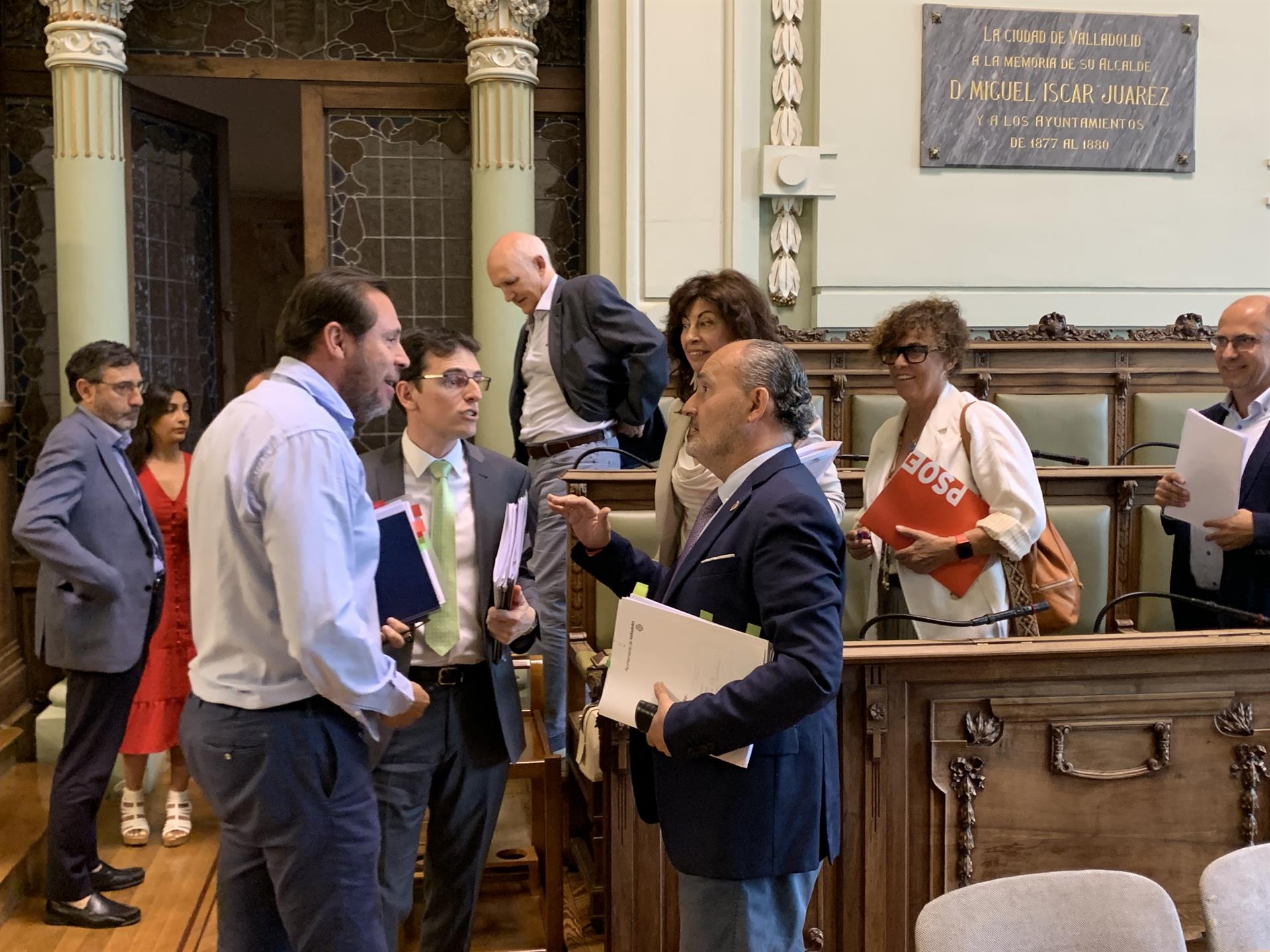 El presidente y el portavoz del Grupo Municipal Socialista en el Ayuntamiento de Valladolid, Óscar Puente y Pedro Herrero, dialogan tras el Pleno con el concejal de Salud Pública y Seguridad, Alberto Cuadrado