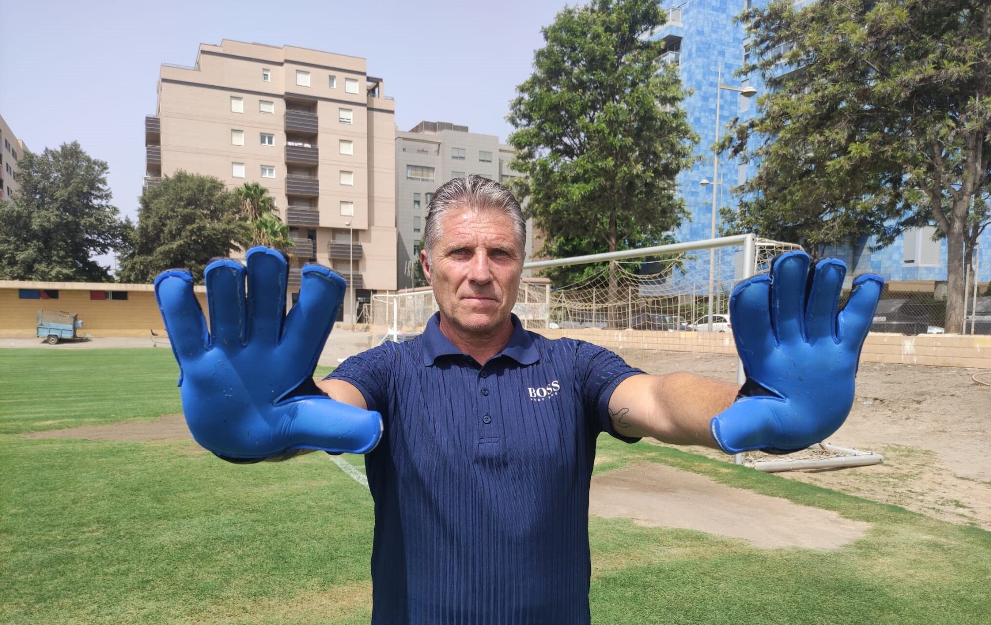 El preparador de los guardametas del filial rojiblanco en el campo donde entrena el equipo de Albero Lasarte.