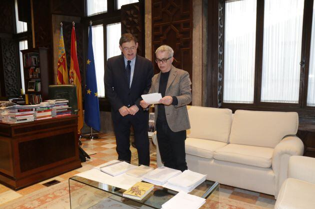 El president Ximo Puig y el escritor Ferran Torrent