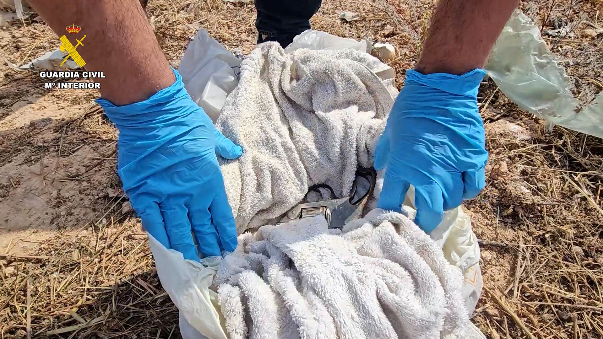 Los agentes encuentran el arma usada presuntamente por los detenidos