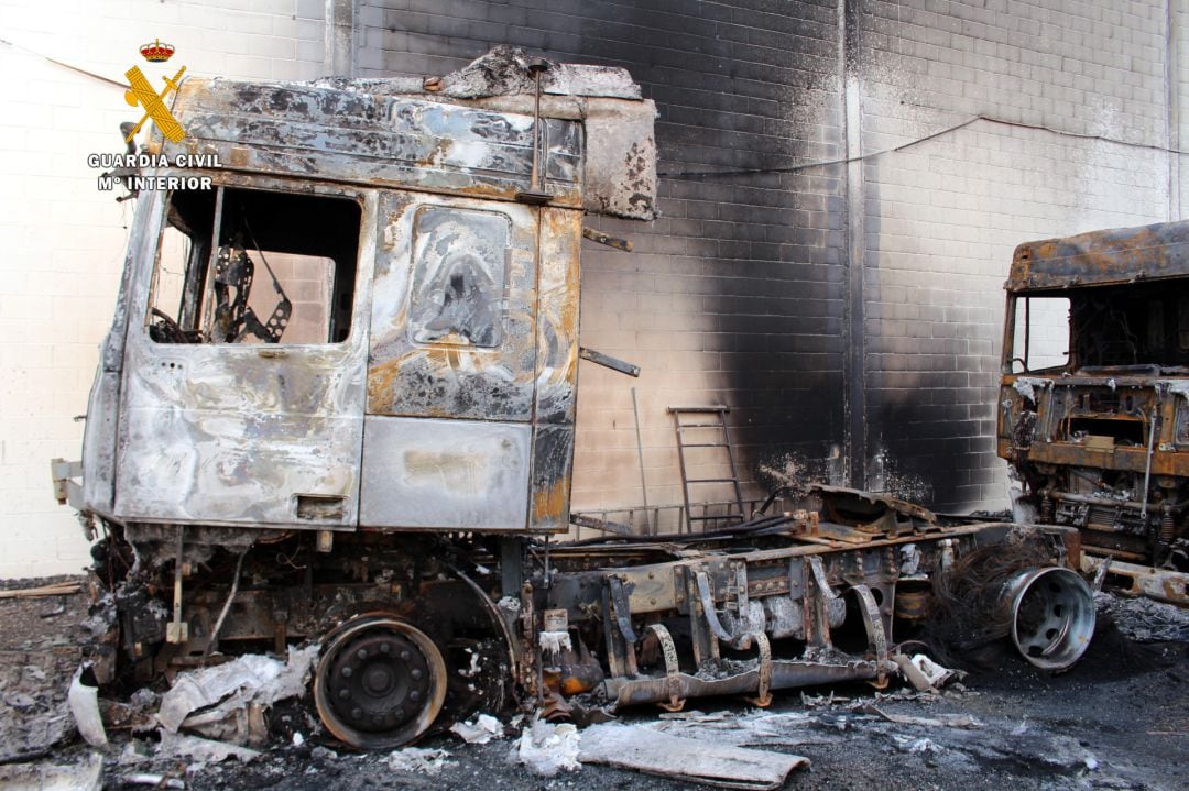 Cabeza de camión quemada en el polígono de Raos, en Maliaño