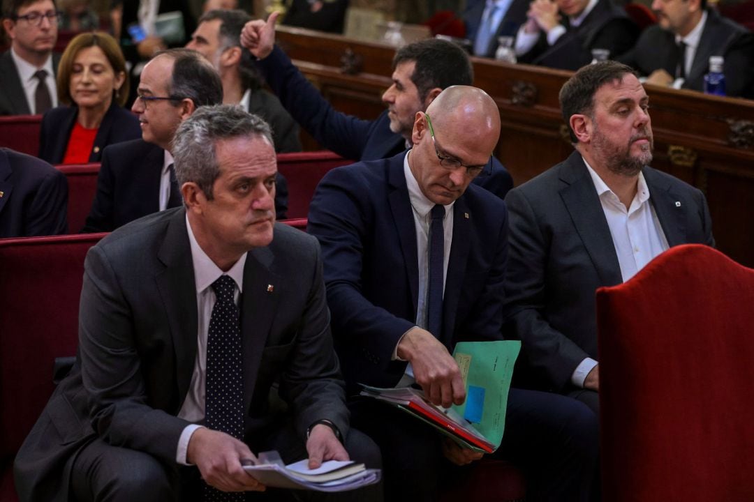 Oriol Junqueras (d), Raül Romeva (c) y Joaquim Forn (i), con el resto de acusados, durante el juicio del procés.