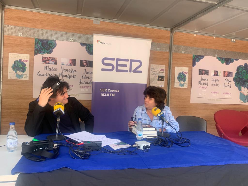 Paco Auñón, director de Hoy por Hoy Cuenca, entrevista a Araceli Cuerda, vicepresidenta de la Asociación Provincial de Librerías y Papelerías en la feria del libro Cuenca Lee.