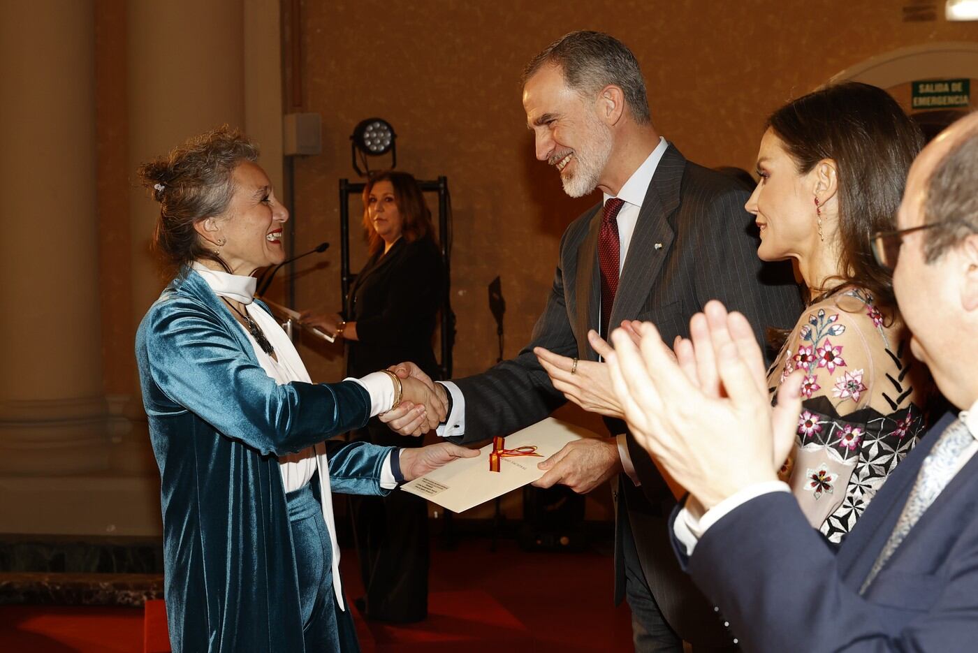 Su Majestad el Rey entrega el Premio Nacional de Artes Escénicas para la Infancia y la Juventud a Titirimundi (Titirimundi Festival, SL), recoge el premio su directora, María Ángeles Palma