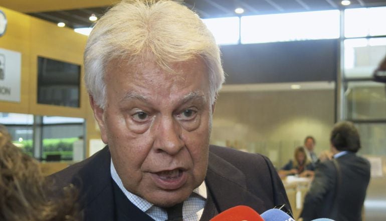 El expresidente del Gobierno español Felipe González atiende a los medios tras reunirse con el presidente de la Comisión Europea (CE), Jean-Claude Juncker