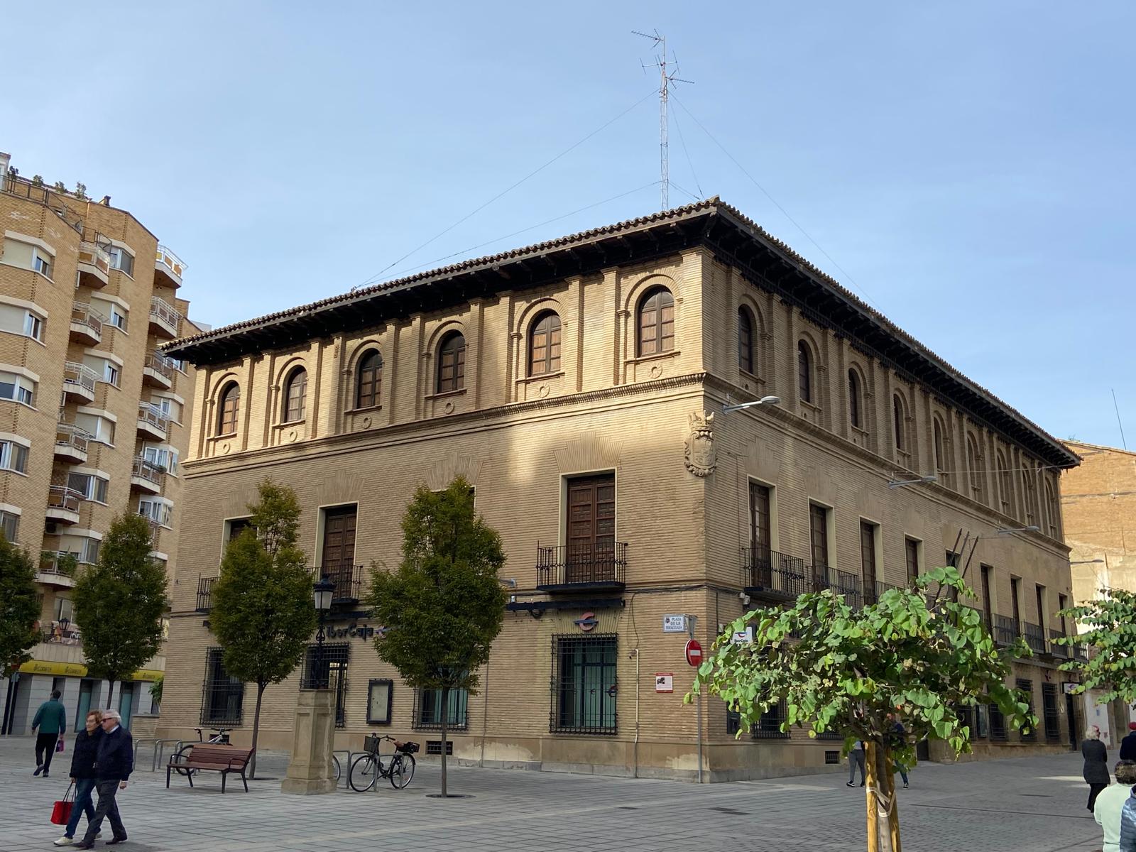 Aspecto actual del edificio de Ibercaja, que está siendo rehecho en su interior