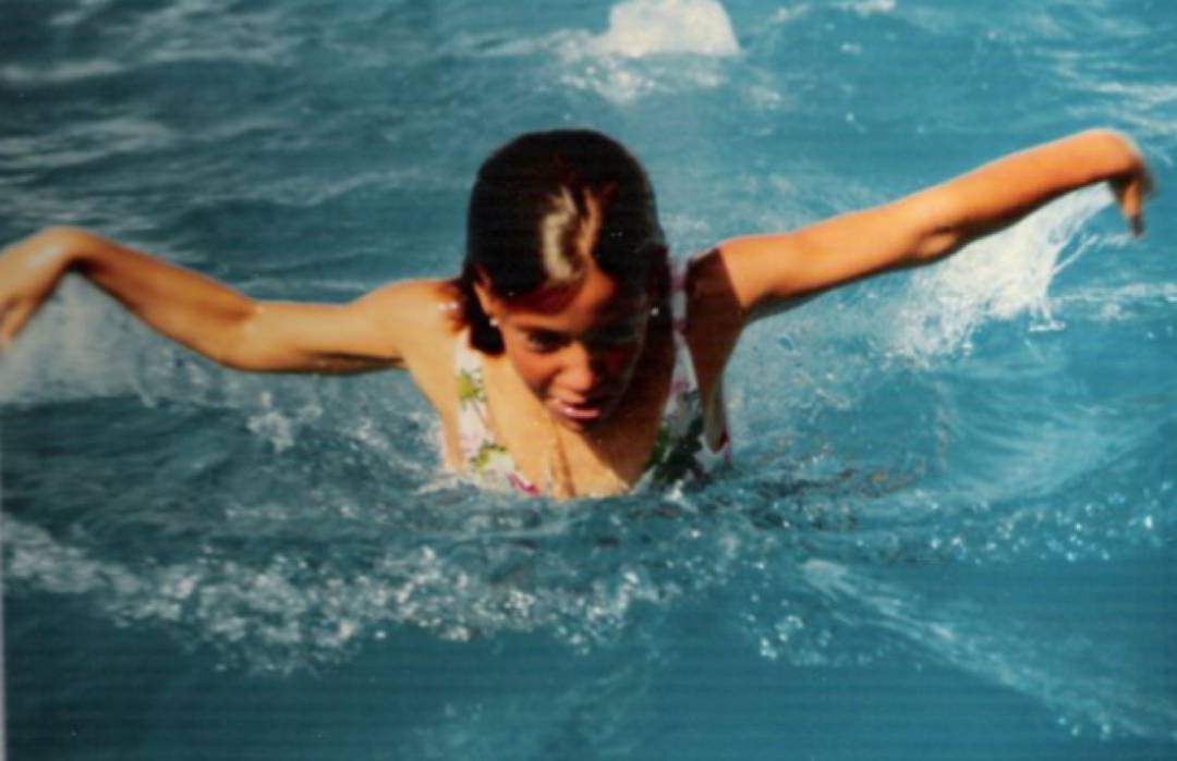 María Peláez practicando natación en su infancia