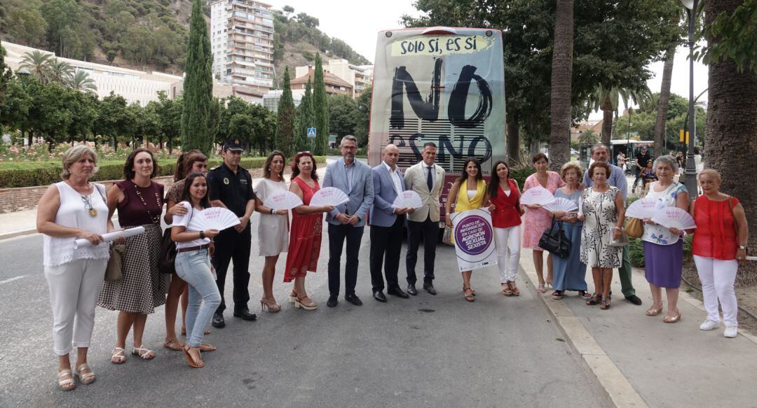 Presentación de uno de los autobuses turísticos que difundirán el lema de la campaña: &quot;No es no. Solo sí es sí&quot;.