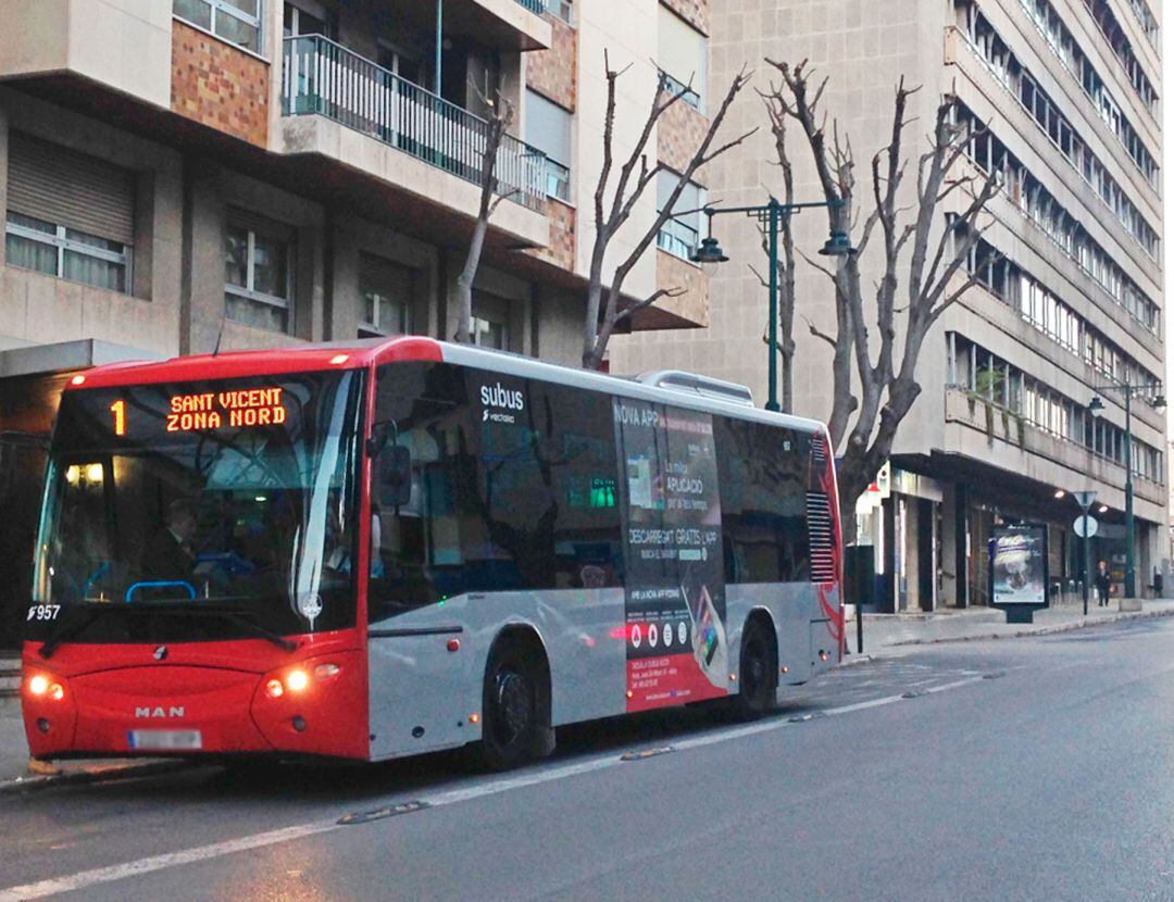 Imagen de archivo de un autobús de la línea 1 en la parada de la avenida Pont de Sant Jordi.