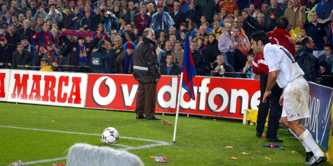 Luis Figo trata de sacar un saque de esquina en el Camp Nou