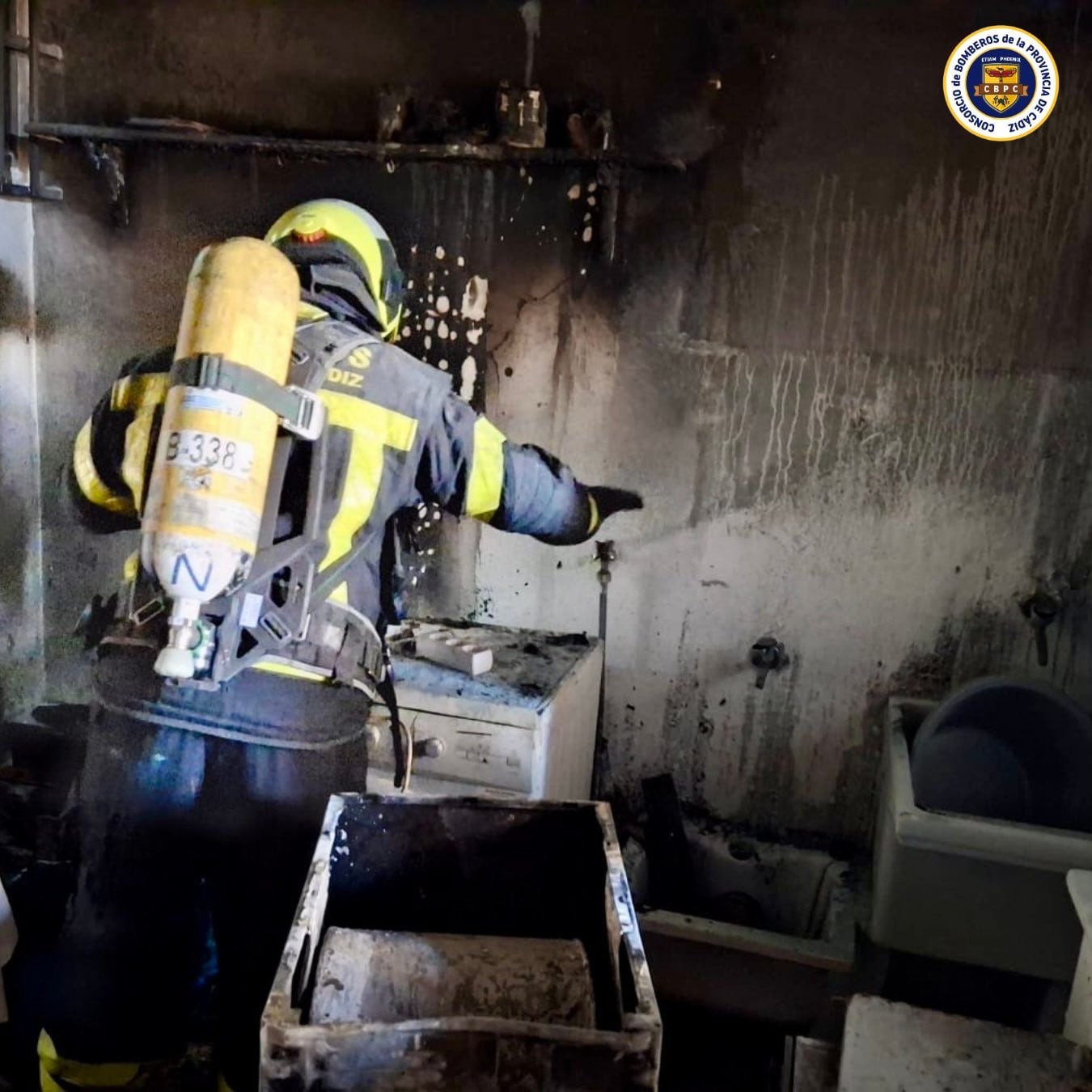 Intervención de los bomberos durante un incendio en una vivienda de la urbanización El Bosque, Jerez