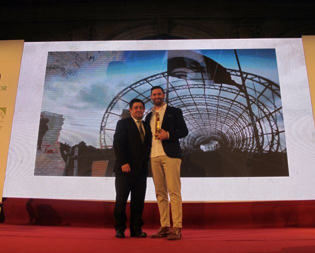 Belin recoge el premio Jaén Paraíso Interior del presidente de la Diputación, Francisco Reyes.