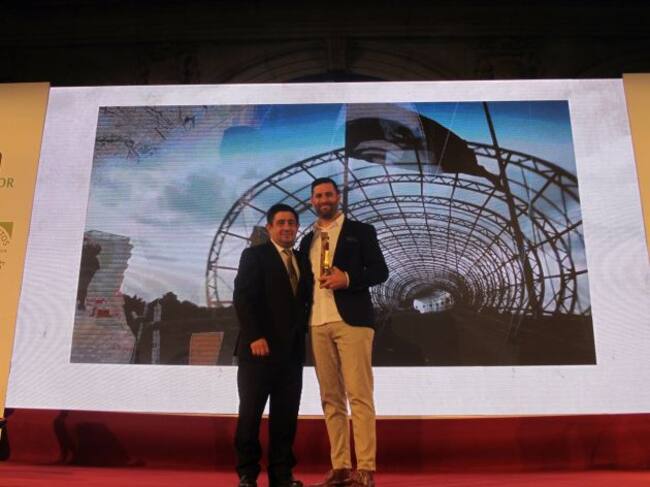 Belin recoge el premio Jaén Paraíso Interior del presidente de la Diputación, Francisco Reyes.