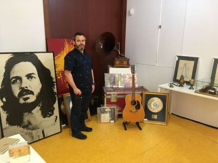 Raúl Llopis, concejal de cultura del Ayuntamiento de Alcoy, con algunas de las piezas del futuro museo de Camilo Sesto.