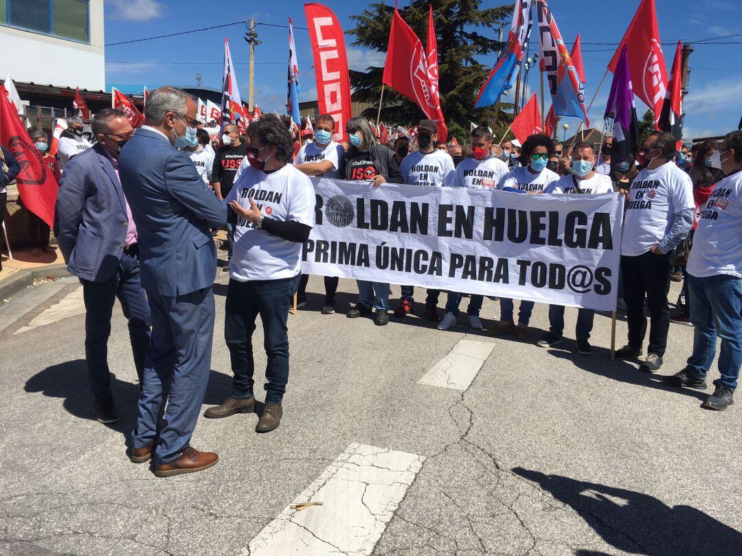 El alcalde de Ponferrada con el comité de empresa y los trabajadores de Roldán