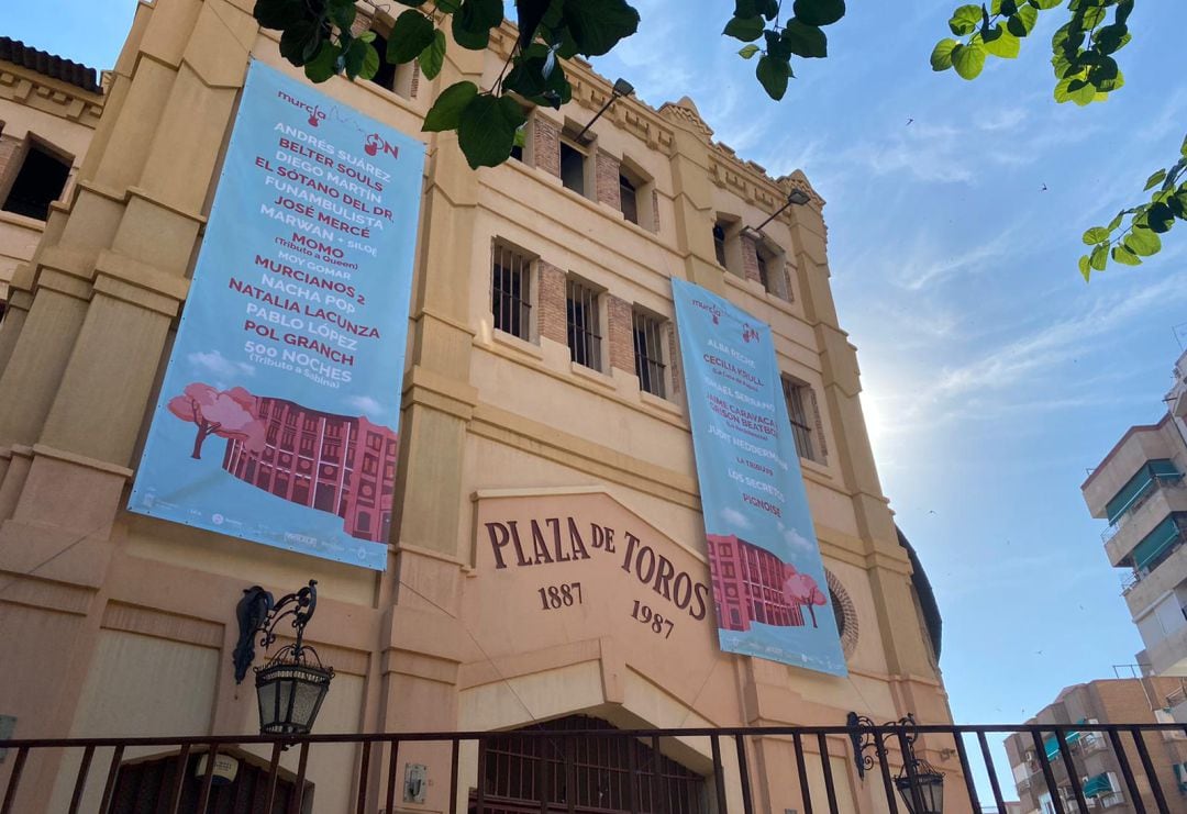 Puerta principal de la plaza de toros de Murcia anunciando el ciclo de conciertos &#039;Murcia On&#039;