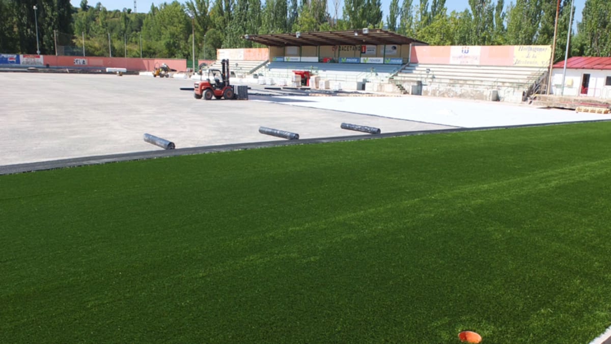 ¿Se prohibirán realmente los campos de césped artificial a partir de 2030?