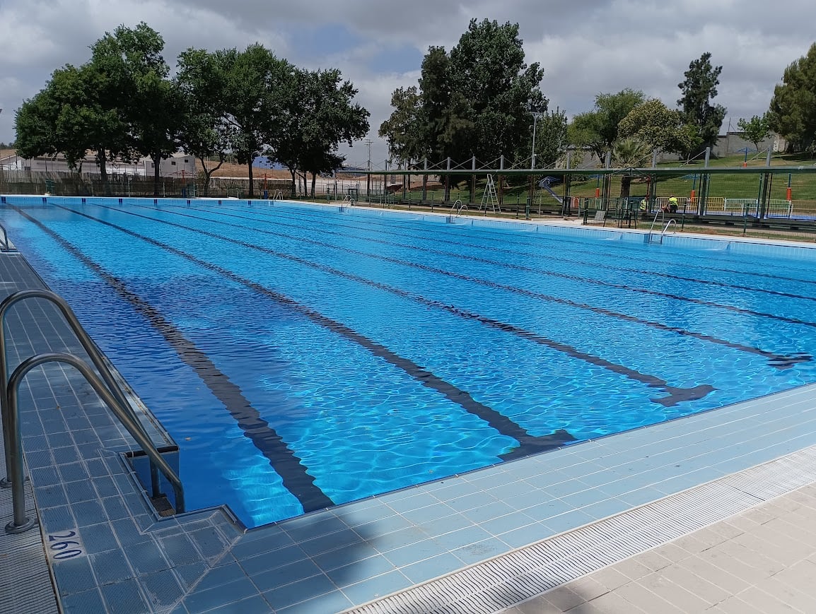 La piscina grande, en su puesta a punto / Radio Morón