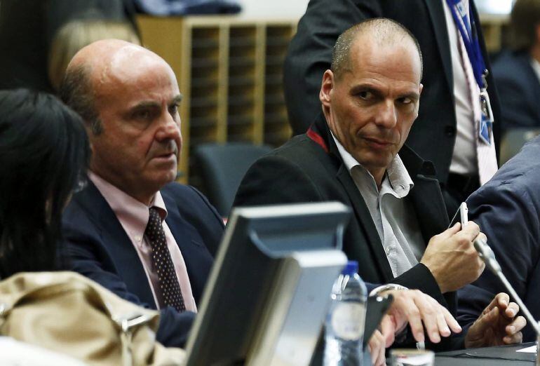 El ministro de Economía de España, Luis de Guindos, junto al ministro de Economía griego, Yanis Varufakis.