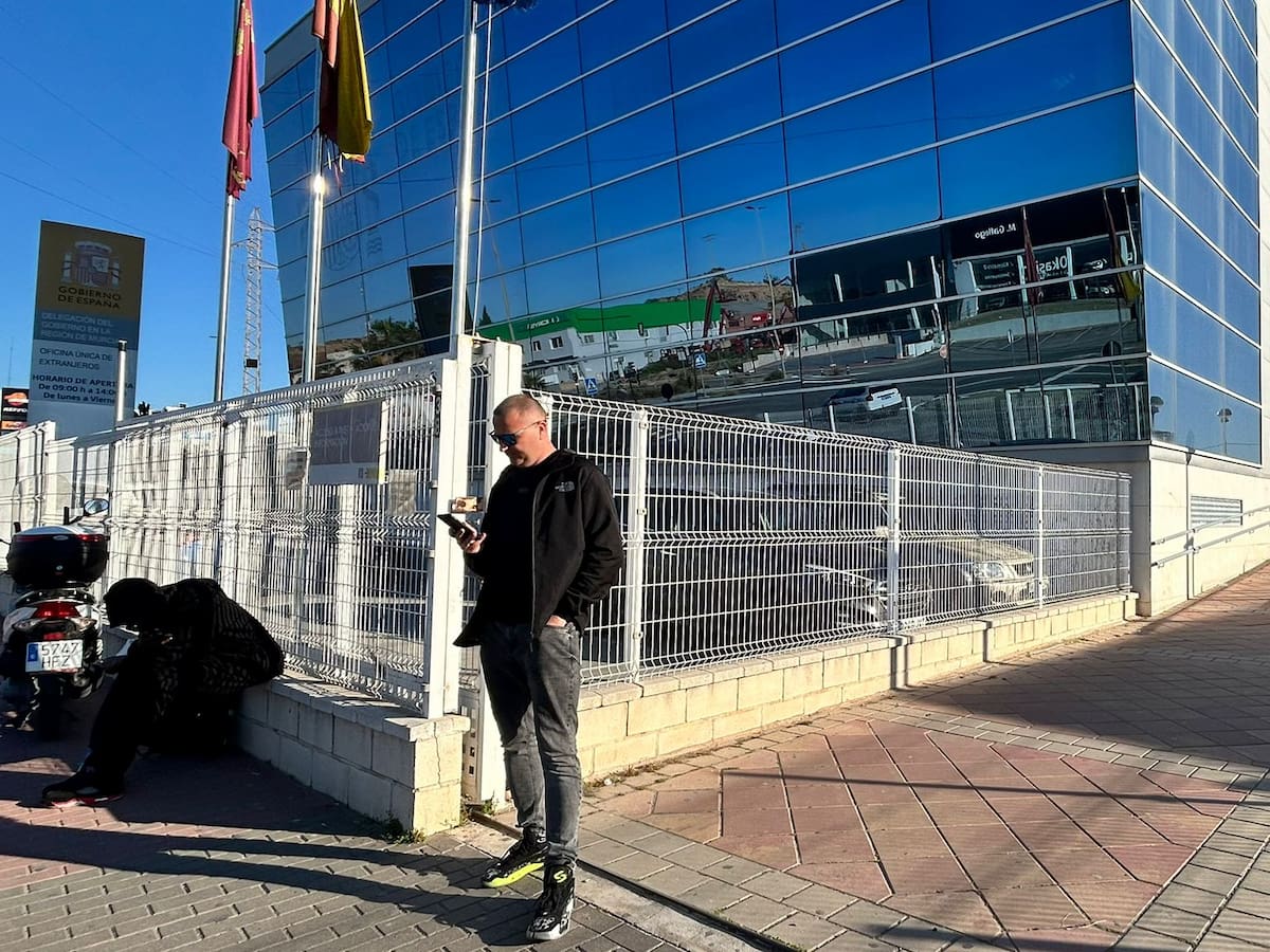 Calma en la Oficina de Extranjería de Murcia en el primer día del proceso de regularización