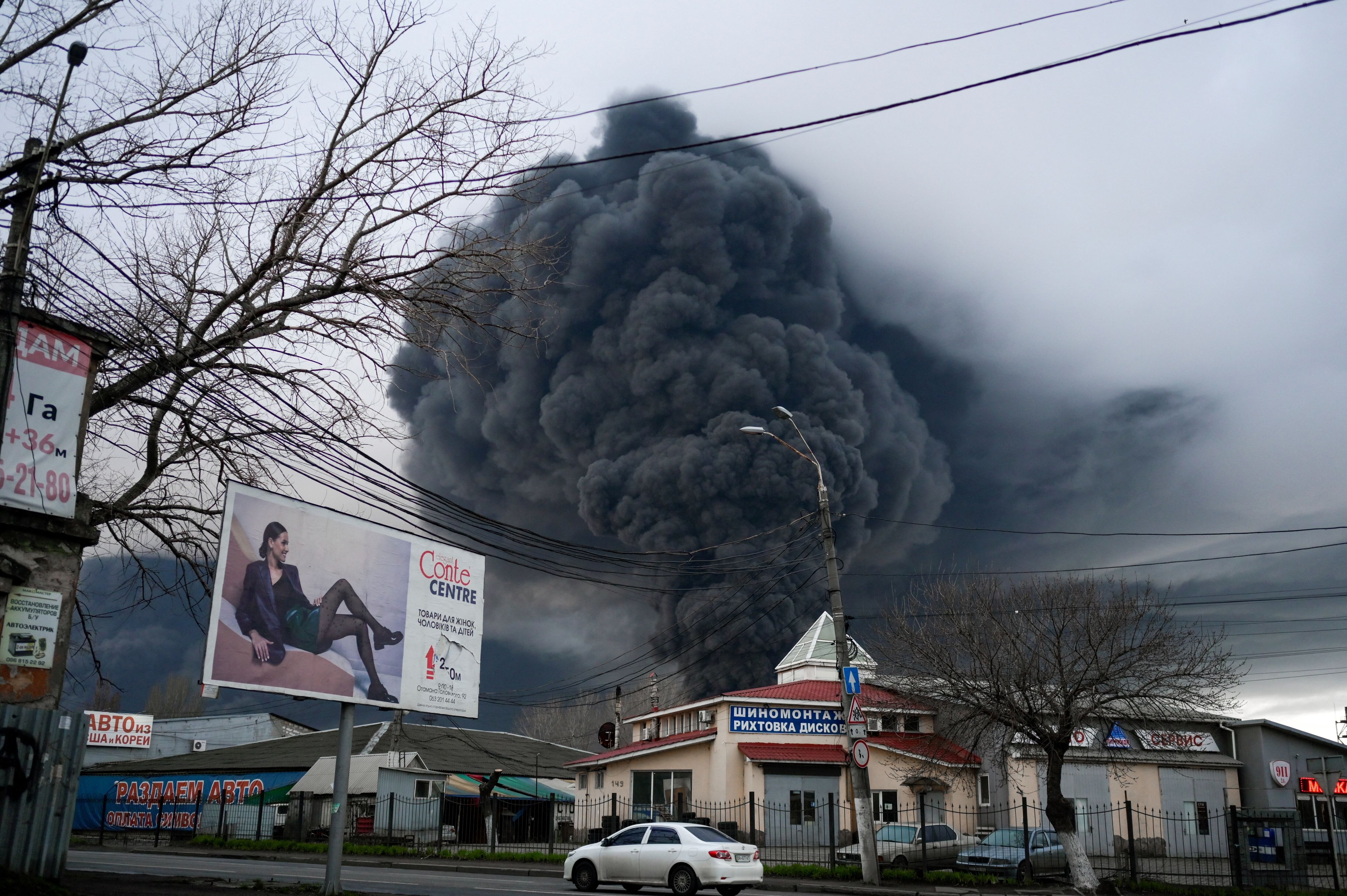 Una columna de humo provocada por las explosiones en Odesa