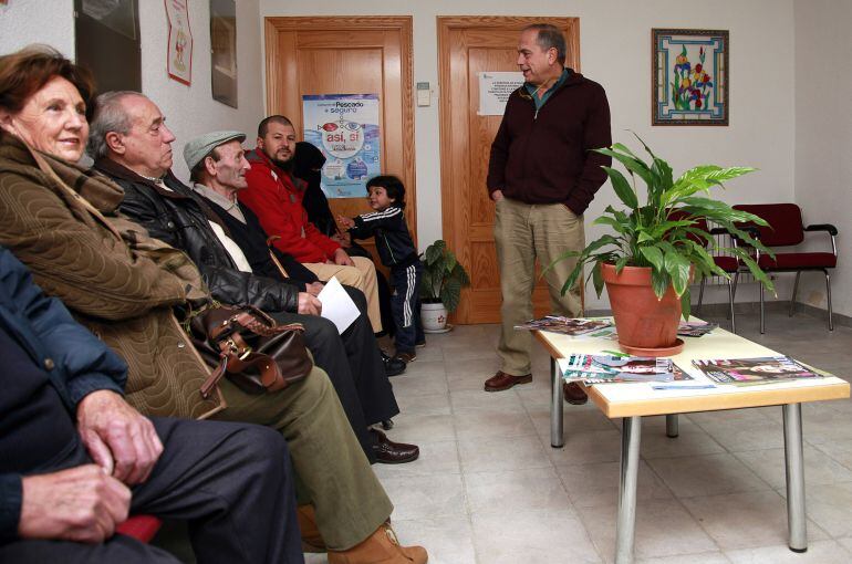 Gente esperando en la sala de espera de un consultorio médico