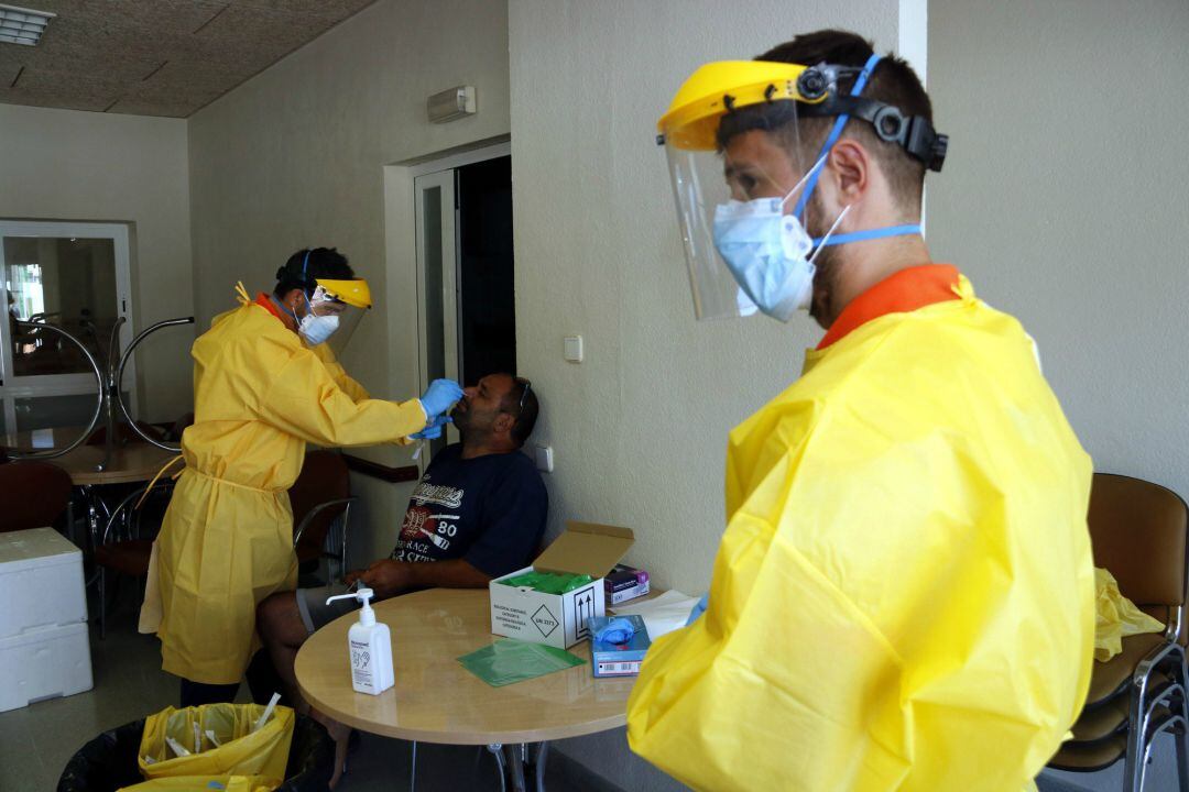 Profesionales sanitarios realizando pruebas