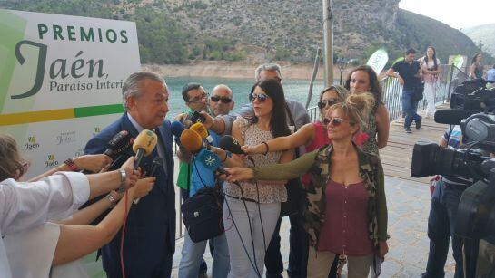 El consejero de Turismo, Francisco Javier Fernandez, atiende a los medios en la entrega de los premios &#039;Jaen, Paraíso Interior&#039; 2016