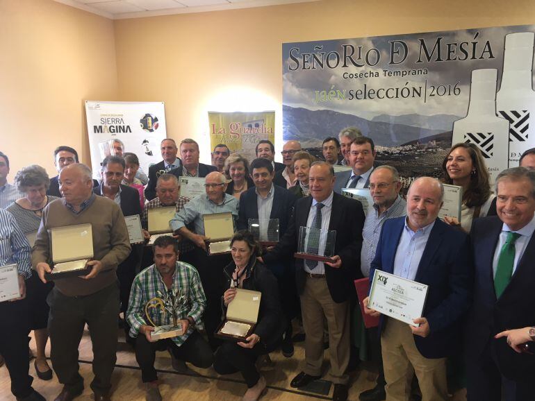 Foto de familia con premiados y autoridades