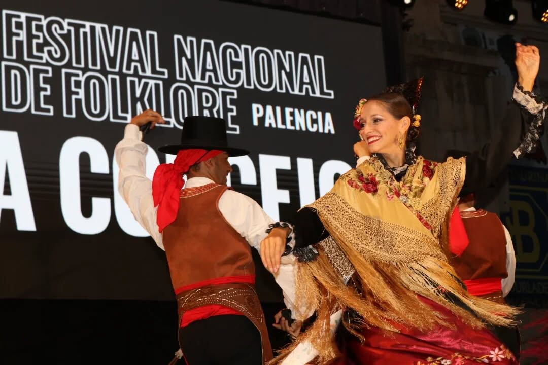 Fue un espectáculo que mezcló música con baile y colorido