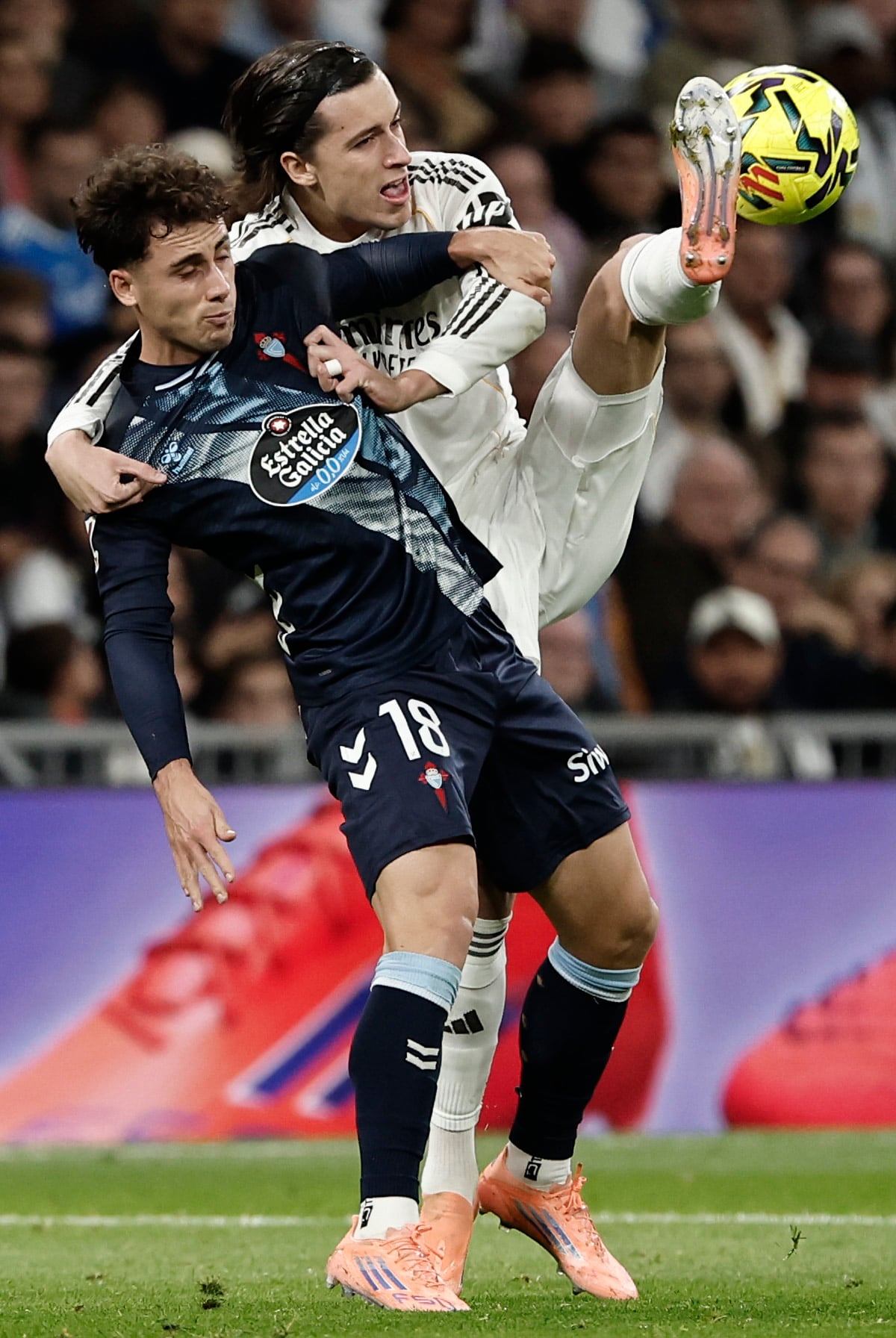 MADRID, 07/12/2025.- El defensa del Real Madrid Álvaro Carreras (d) pelea un balón con Pablo Durán, del Celta, durante el partido de LaLiga de fútbol que Real Madrid y Celta de Vigo disputan este domingo en el estadio Santiago Bernabéu. EFE/Sergio Pérez