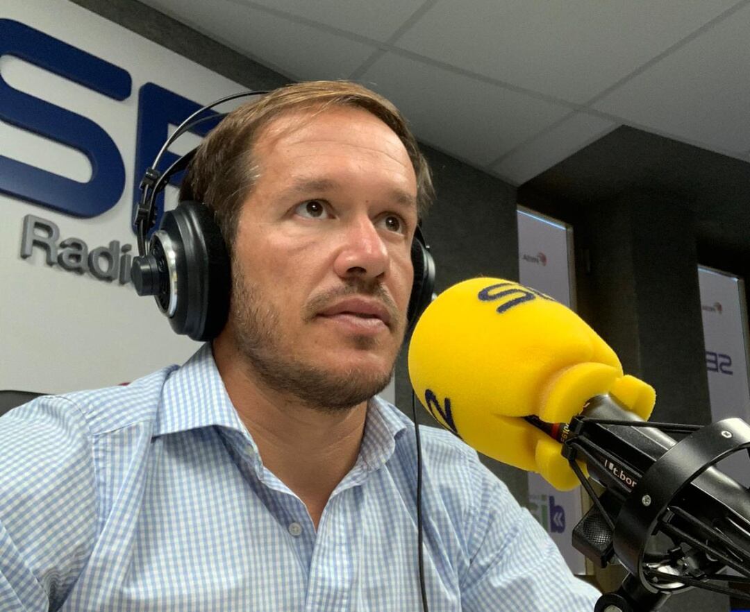 Mariano Hernández (PP), presidente del Cabildo de La Palma, durante una entrevista en los estudios de la Cadena SER en la isla