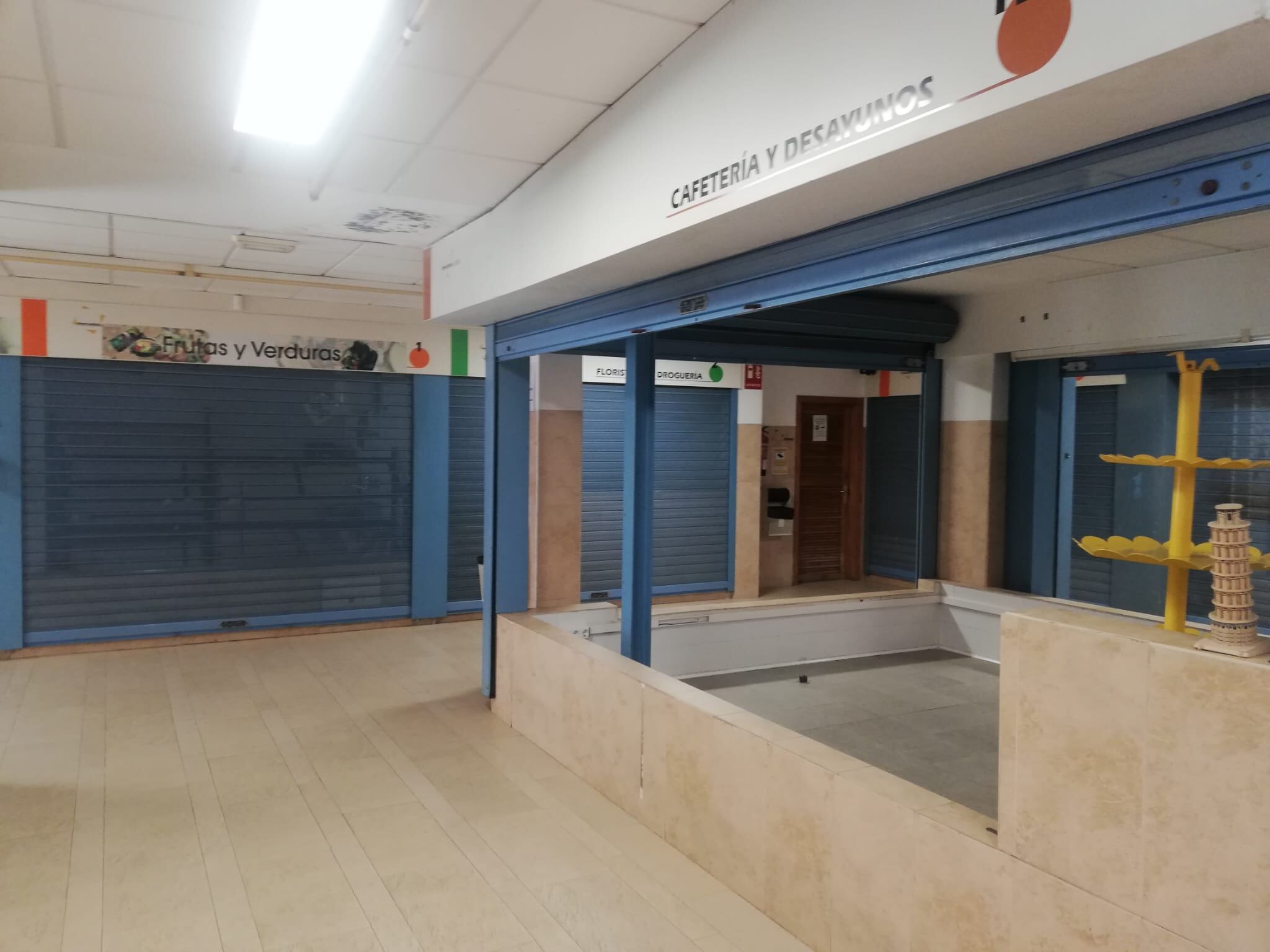 Imagen del mercado del Naranjo donde solo permanece abierta la carnicería de Rafael Jiménez