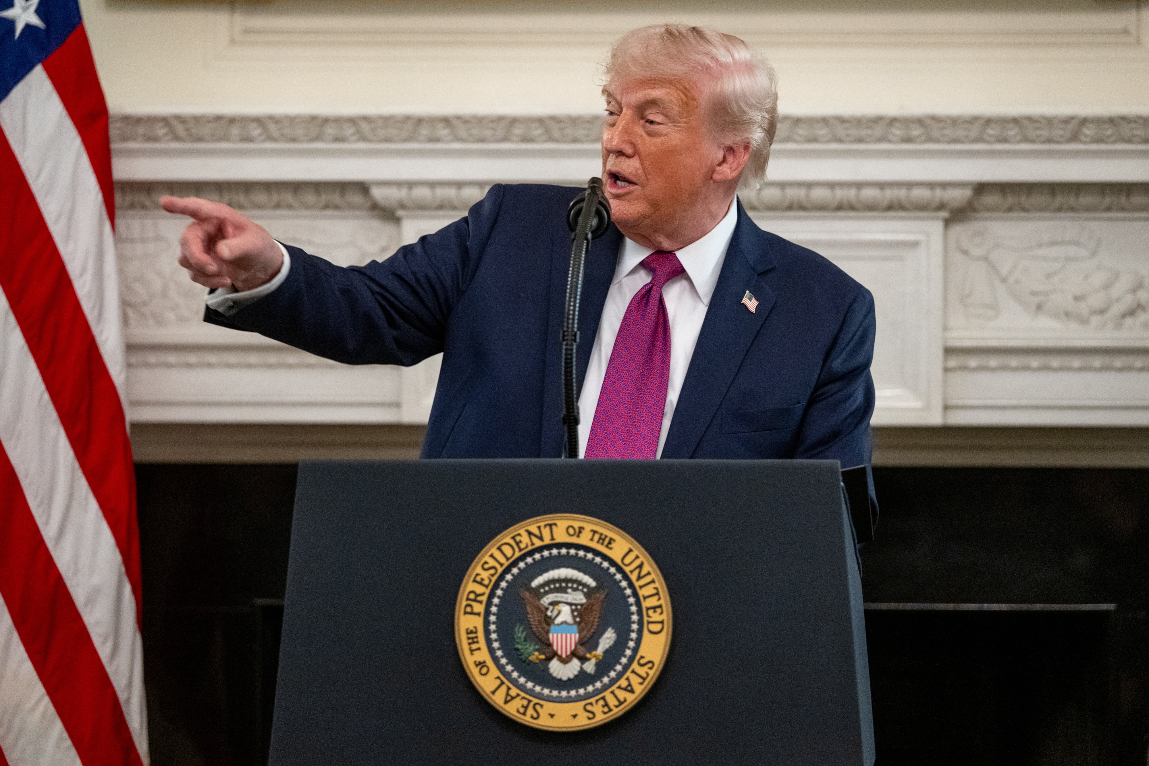 Trump ordena abrir fuego contra "cualquier embarcación" que coloque minas en el estrecho de Ormuz