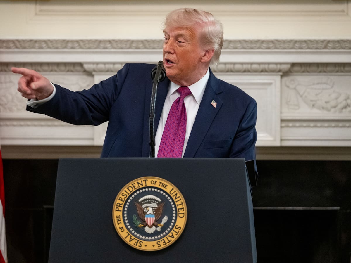 Trump ordena abrir fuego contra "cualquier embarcación" que coloque minas en el estrecho de Ormuz