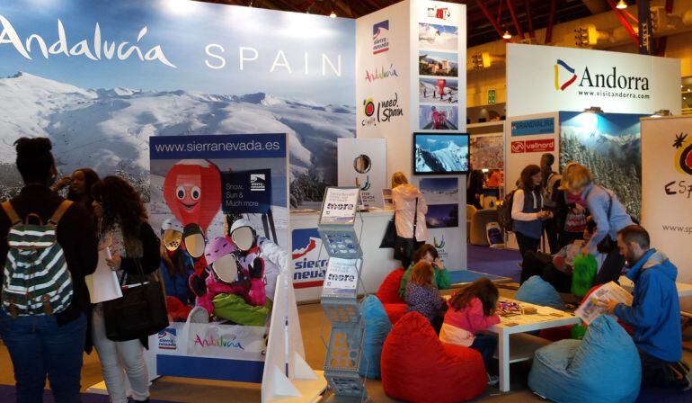 La estación de esquí de Sierra Nevada promociona la ya cercana temporada de esquí en una feria de la nieve en su promoción