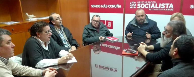 El PSOE de A Coruña se reune con los trabajadores de las instalaciones deportivas