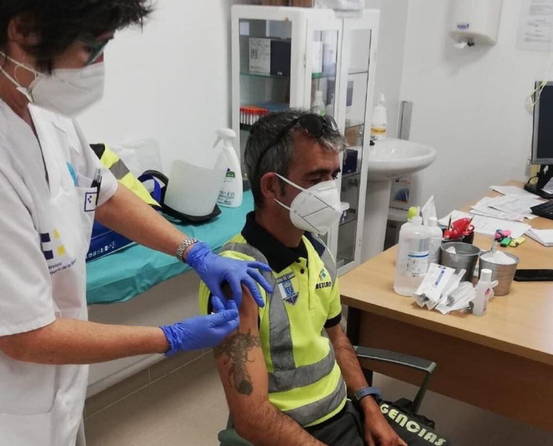 Uno de los sanitarios vacunándose en La Graciosa.