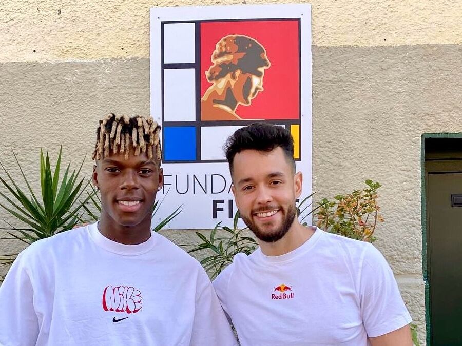 Nico Williams y TheGref posando en la entrada de la Fundación Fidias en Lamiako