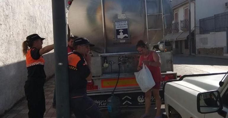 Una vecina de Navas de San Juan recoge agua de un camión cisterna.