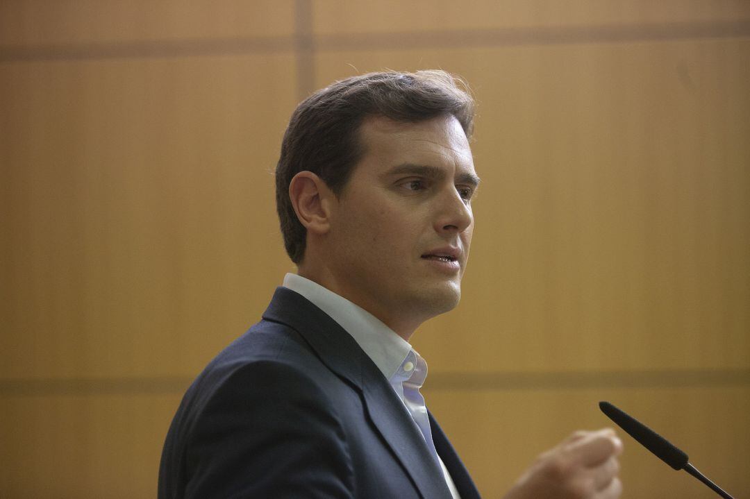 El presidente de Ciudadanos (Cs), Albert Rivera, atiende a los medios