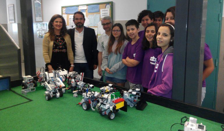 Yolanda Caballero junto a profesores y alumnos del IES Az-Zait.