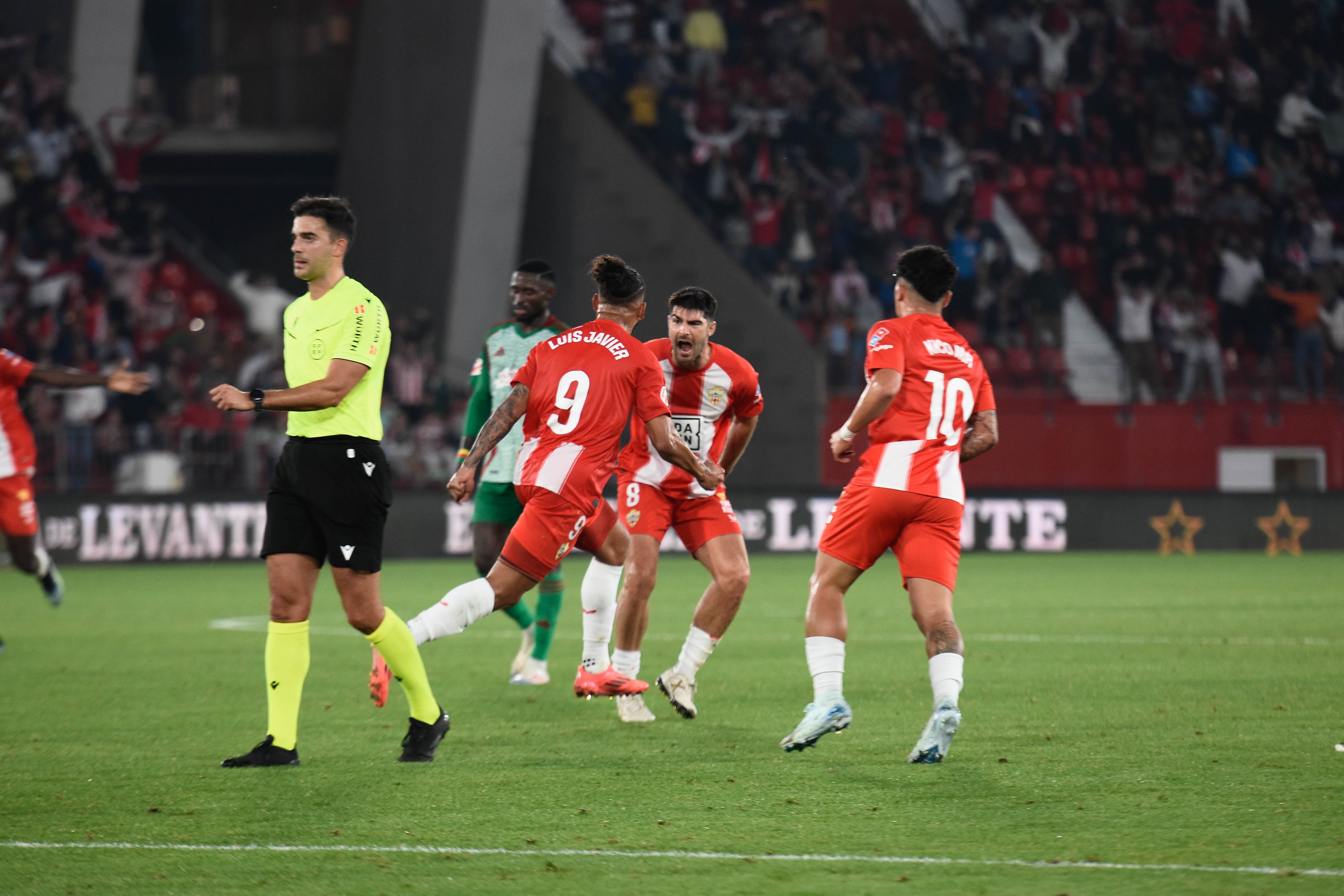 La celebración del gol de Luis Suárez.